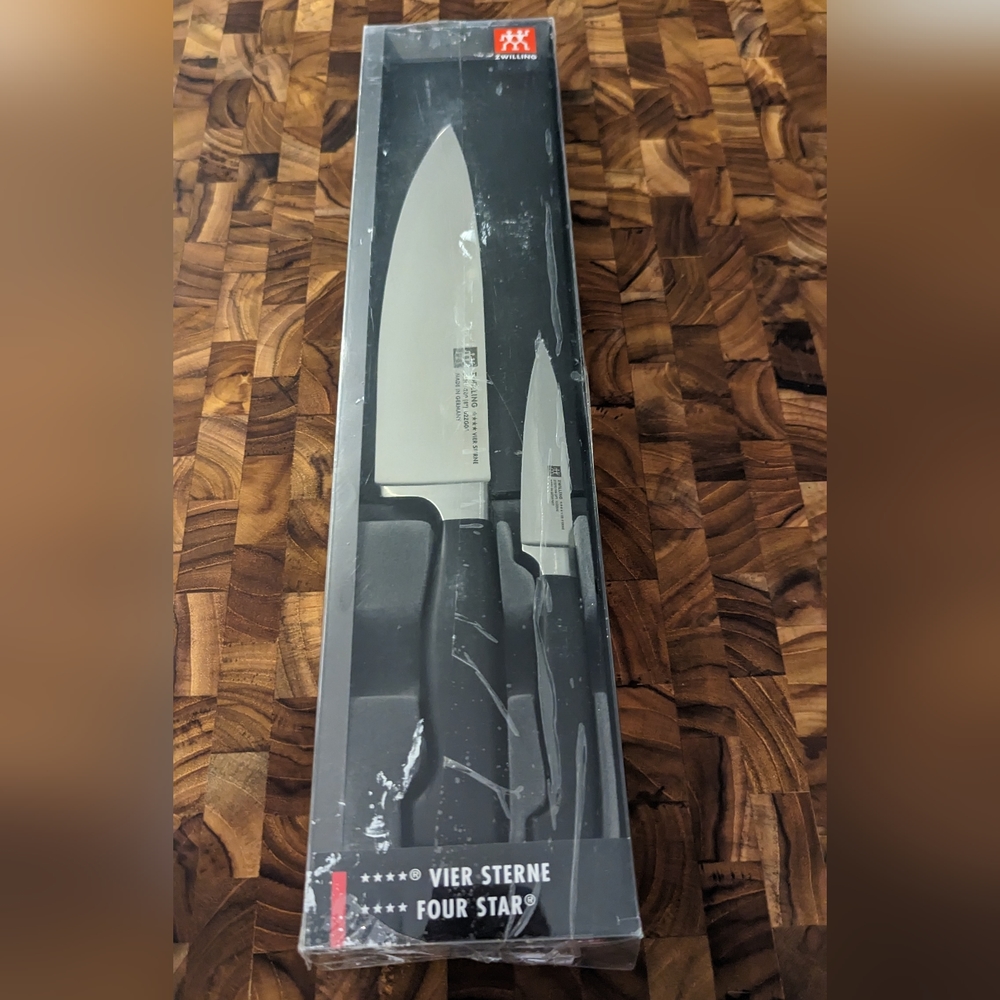 New ZWILLING 4-Star 2-PC starter kit. Chef's knife and pairing knife.